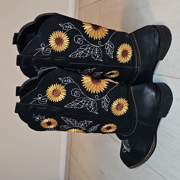 Sunflower Embroidered Cowboy Boots Black Faux Leather Size 40/US 8 (Runs Small) - Picture 2 of 9